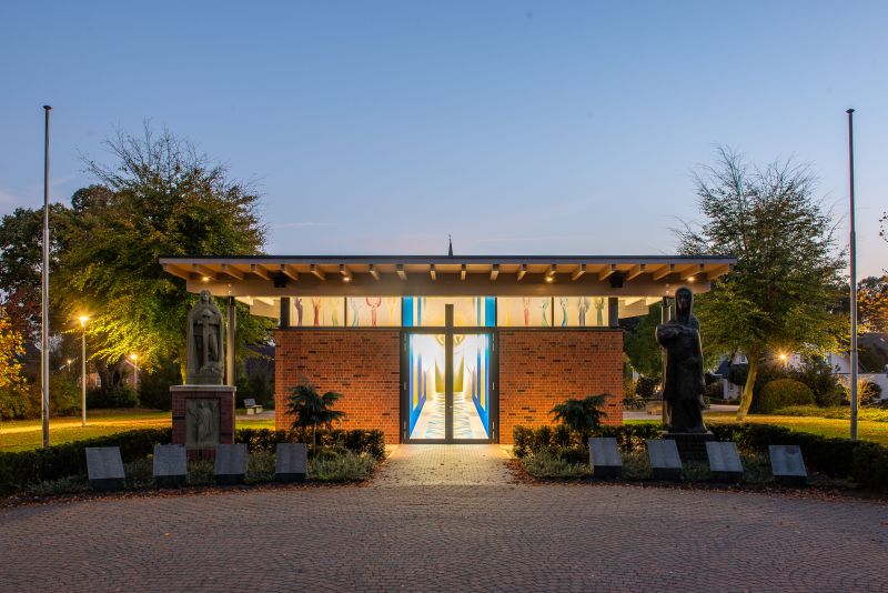 Datei:Abendfoto Aussegungshalle in Alstätte.jpg