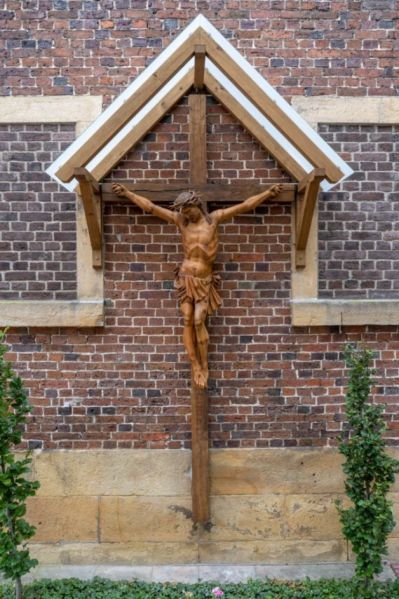 Datei:Missionskreuz an der Kirche.jpg